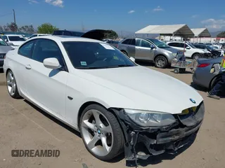 2012 BMW 3 Series 335i z VIN WBAKG7C50CE802783, wystawiony jako IAAI lot #42147783 z przebiegiem 76 083 mil mil oraz . Historia ofert i sprzedaży dostępna na DreamBid. Obrazek 1.