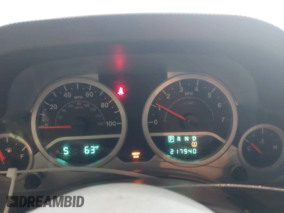2010 Jeep Wrangler Unlimited Rubicon z VIN 1J4HA6H18AL180628, wystawiony jako IAAI lot #42110357 z przebiegiem 217 940 mil mil oraz . Historia ofert i sprzedaży dostępna na DreamBid. Obrazek 7.