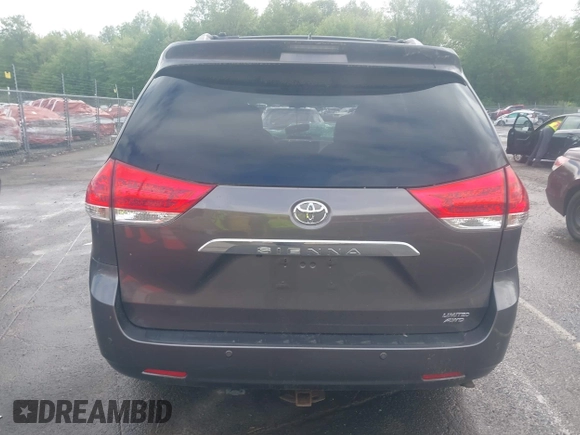 2011 Toyota Sienna XLE z VIN 5TDDK3DC0BS006768, wystawiony jako IAAI lot #42279275 z przebiegiem 172 856 mil mil oraz . Historia ofert i sprzedaży dostępna na DreamBid. Obrazek 16.