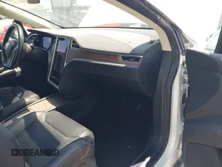 2017 Tesla Model X 90D z VIN 5YJXCBE20HF070252, wystawiony jako IAAI lot #42281644 z przebiegiem 39 362 mil mil oraz . Historia ofert i sprzedaży dostępna na DreamBid. Obrazek 5.