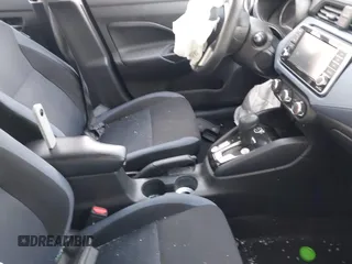 2023 Nissan Versa SV z VIN 3N1CN8EVXPL851661, wystawiony jako IAAI lot #41929200 z przebiegiem 52 370 mil mil oraz . Historia ofert i sprzedaży dostępna na DreamBid. Obrazek 5.