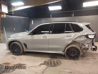 2021 BMW X5 M z VIN 5YMJU0C04M9F63827, wystawiony jako IAAI lot #42351633 z przebiegiem 31 232 mil mil oraz . Historia ofert i sprzedaży dostępna na DreamBid. Obrazek 6.
