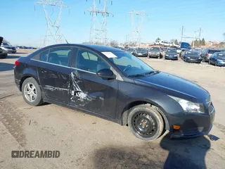 2014 Chevrolet Cruze 1LT z VIN 1G1PC5SB7E7289595, wystawiony jako IAAI lot #41716729 z przebiegiem 115 385 mil mil oraz . Historia ofert i sprzedaży dostępna na DreamBid. Obrazek 1.