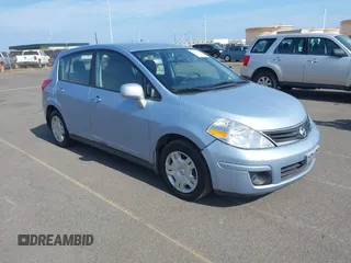 2012 Nissan Versa S z VIN 3N1BC1CP7CK214465, wystawiony jako IAAI lot #42129979 z przebiegiem 93 457 mil mil oraz . Historia ofert i sprzedaży dostępna na DreamBid. Obrazek 1.