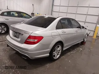 2013 Mercedes-Benz C 300 Sport z VIN WDDGF8AB4DR280489, wystawiony jako IAAI lot #41828082 z przebiegiem 152 344 mil mil oraz . Historia ofert i sprzedaży dostępna na DreamBid. Obrazek 4.