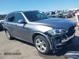 2015 BMW X5 xDrive50i z VIN 5UXKR6C59F0J76691, wystawiony jako IAAI lot #41857319 z przebiegiem 32 830 mil mil oraz . Historia ofert i sprzedaży dostępna na DreamBid. Obrazek 1.