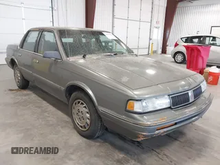1993 Oldsmobile Cutlass Ciera S z VIN 1G3AG55N9P6435379, wystawiony jako IAAI lot #42430284 z przebiegiem 109 312 mil mil oraz . Historia ofert i sprzedaży dostępna na DreamBid. Obrazek 1.