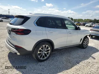 2024 BMW X5 xDrive40i z VIN 5UX23EU04R9T59544, wystawiony jako Copart lot #55708135 z przebiegiem 23 706 mil mil oraz Tytuł czysty. Historia ofert i sprzedaży dostępna na DreamBid. Obrazek 3.