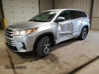 2018 Toyota Highlander LE z VIN 5TDBZRFH5JS889246, wystawiony jako Copart lot #57816195 z przebiegiem 50 747 mil mil oraz Szkoda całkowita • Salvage title. Historia ofert i sprzedaży dostępna na DreamBid. Obrazek 1.