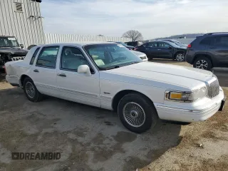 1997 Lincoln Town Car Signature z VIN 1LNLM82W1VY673577, wystawiony jako Copart lot #49160595 z przebiegiem 221 129 mil mil oraz Nie do naprawy • Non repairable. Historia ofert i sprzedaży dostępna na DreamBid. Obrazek 4.
