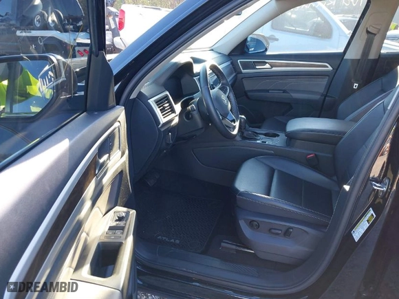 2022 Volkswagen Atlas 2.0T SE with VIN 1V2DP2CA4NC532255, listed as a IAAI auction lot 41596701 with 33,352 mi miles. Bid and sale history available at carsss.com. Image 5.