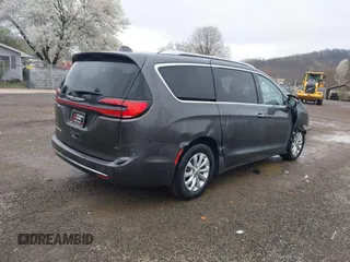 2021 Chrysler Pacifica Touring L with VIN 2C4RC1BG7MR584956, listed as a IAAI auction lot 42016887 with 51,415 mi miles and . Bid and sale history available at DreamBid. Image 4.