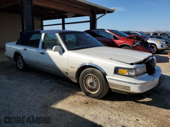 1997 Lincoln Town Car Signature z VIN 1LNLM82W9VY633666, wystawiony jako Copart lot #45396215 z przebiegiem 100 182 mil mil oraz Szkoda całkowita • Salvage title. Historia ofert i sprzedaży dostępna na DreamBid. Obrazek 4.