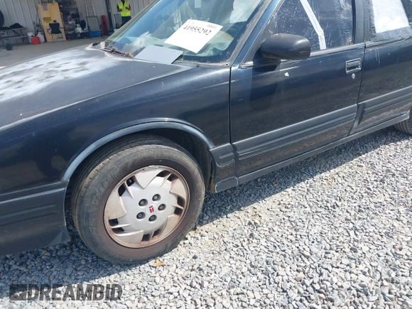 1996 Oldsmobile Cutlass Supreme S z VIN 1G3WH52M2TF363353, wystawiony jako IAAI lot #41955292 z przebiegiem 143 347 mil mil oraz . Historia ofert i sprzedaży dostępna na DreamBid. Obrazek 12.
