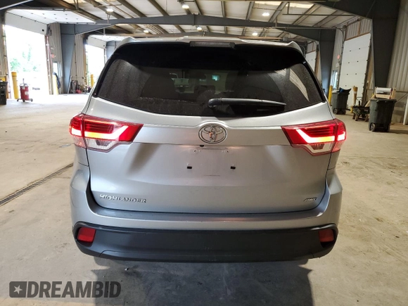2018 Toyota Highlander LE z VIN 5TDBZRFH5JS889246, wystawiony jako Copart lot #57816195 z przebiegiem 50 747 mil mil oraz Szkoda całkowita • Salvage title. Historia ofert i sprzedaży dostępna na DreamBid. Obrazek 6.