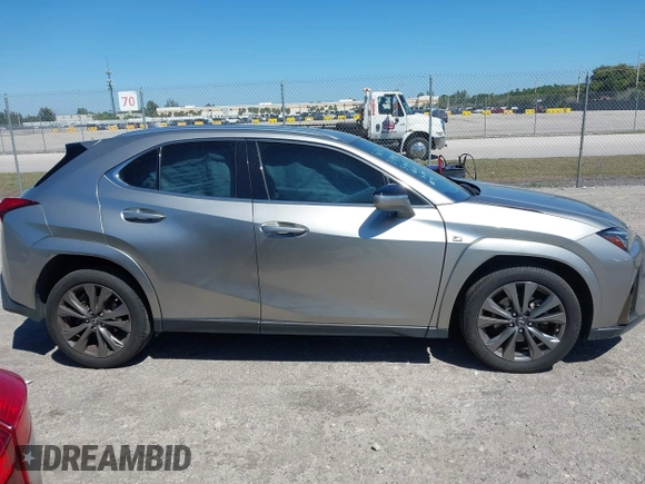 2022 Lexus UX 200 F Sport z VIN JTHE3JBH3N2056014, wystawiony jako IAAI lot #41832434 z przebiegiem 25 693 mil mil oraz . Historia ofert i sprzedaży dostępna na DreamBid. Obrazek 14.