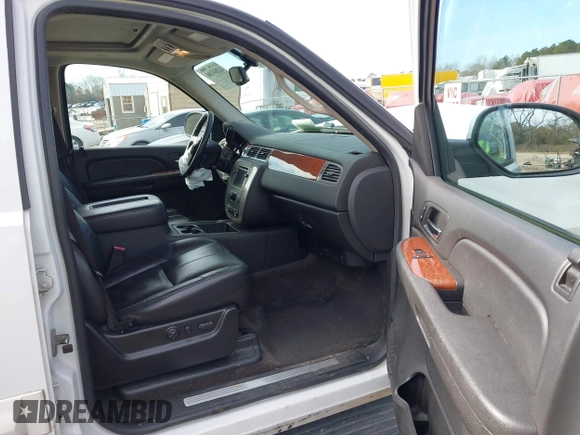 2008 GMC Yukon XL SLT 4SB with VIN 1GKFC16028J198380, listed as a IAAI auction lot 41269100 with 236,999 mi miles and . Bid and sale history available at carsss.com. Image 5.