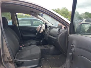 2016 Nissan Versa S z VIN 3N1CN7AP2GL874174, wystawiony jako IAAI lot #42316199 z przebiegiem 126 507 mil mil oraz . Historia ofert i sprzedaży dostępna na DreamBid. Obrazek 5.