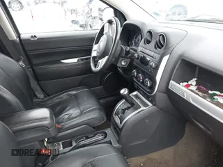 2017 Jeep Compass Latitude z VIN 1C4NJDEB9HD129184, wystawiony jako IAAI lot #41441314 z przebiegiem 45 764 mil mil oraz . Historia ofert i sprzedaży dostępna na DreamBid. Obrazek 5.
