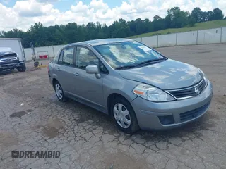 2011 Nissan Versa S z VIN 3N1BC1AP0BL413210, wystawiony jako IAAI lot #42645809 z przebiegiem 125 442 mil mil oraz . Historia ofert i sprzedaży dostępna na DreamBid. Obrazek 1.