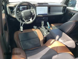 2022 Ford Bronco z VIN 1FMEE5BP9NLB91319, wystawiony jako Copart lot #51629745 z przebiegiem 20 508 mil mil oraz Szkoda całkowita • Salvage title. Historia ofert i sprzedaży dostępna na DreamBid. Obrazek 8.