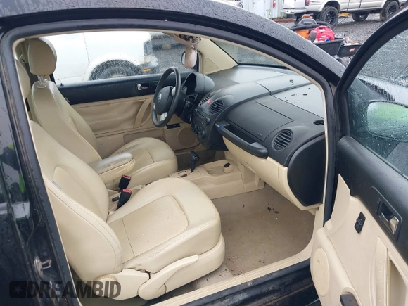 2006 Volkswagen New Beetle Coupe with VIN 3VWPG31C86M406583, listed as a IAAI auction lot 41590611 with 137,964 mi miles. Bid and sale history available at carsss.com. Image 5.