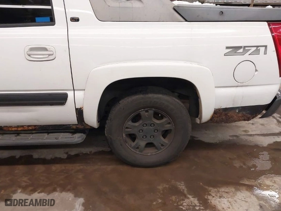 2005 Chevrolet Avalanche Z71 with VIN 3GNEK12Z45G285555, listed as a IAAI auction lot 41521082 with 235,615 mi miles. Bid and sale history available at carsss.com. Image 6.