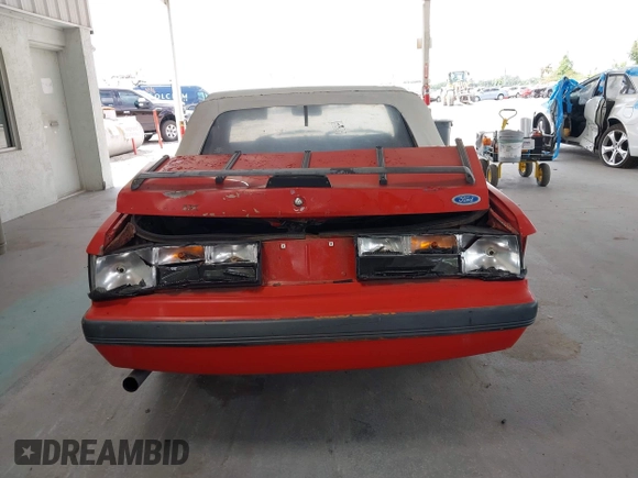 1986 Ford Mustang z VIN 1FABP2738GF131495, wystawiony jako IAAI lot #42437401 z przebiegiem 6 322 mil mil oraz . Historia ofert i sprzedaży dostępna na DreamBid. Obrazek 16.