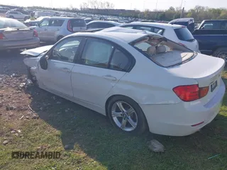 2013 BMW 3 Series 328i xDrive z VIN WBA3B5G5XDNS00928, wystawiony jako IAAI lot #41995015 z przebiegiem 89 076 mil mil oraz . Historia ofert i sprzedaży dostępna na DreamBid. Obrazek 3.