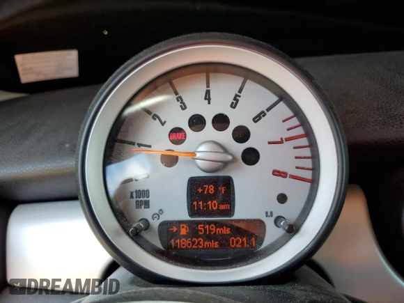 2008 MINI Hardtop z VIN WMWMF33568TU66807, wystawiony jako Copart lot #58900645 z przebiegiem 118 623 mil mil oraz Czysty tytuł • Clean title. Historia ofert i sprzedaży dostępna na DreamBid. Obrazek 9.