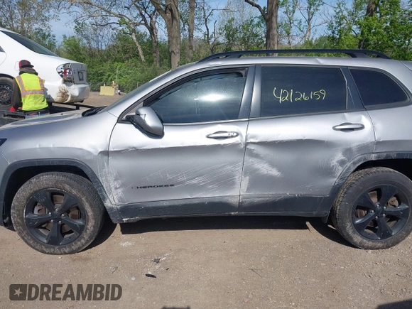 2018 Jeep Cherokee Limited z VIN 1C4PJMDB0JD597899, wystawiony jako IAAI lot #42126159 z przebiegiem 117 359 mil mil oraz . Historia ofert i sprzedaży dostępna na DreamBid. Obrazek 14.