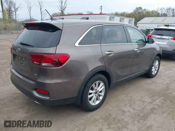 2019 Kia Sorento LX with VIN 5XYPGDA30KG559460, listed as a IAAI auction lot 42006148 with 102,193 mi miles. Bid and sale history available at carsss.com. Image 4.