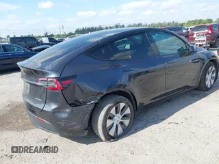 2024 Tesla Model Y Long Range z VIN 7SAYGDEE0RA263842, wystawiony jako IAAI lot #42106339 z przebiegiem 48 447 mil mil oraz . Historia ofert i sprzedaży dostępna na DreamBid. Obrazek 4.