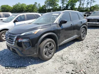 2024 Nissan Rogue SV z VIN JN8BT3BA4RW004221, wystawiony jako Copart lot #52457045 z przebiegiem 3402 mil mil oraz Szkody całkowita. Historia ofert i sprzedaży dostępna na DreamBid. Obrazek 1.