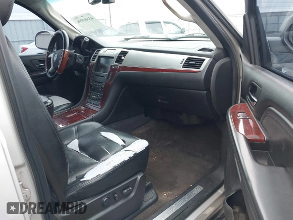 2007 Cadillac Escalade z VIN 1GYFK63847R256229, wystawiony jako IAAI lot #41600996 z przebiegiem 219 189 mil mil oraz . Historia ofert i sprzedaży dostępna na DreamBid. Obrazek 5.