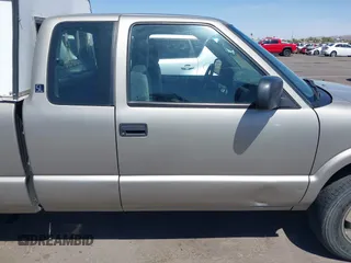 2002 GMC Sonoma SLS z VIN 1GTDT19W928157584, wystawiony jako IAAI lot #42246397 z przebiegiem 70 026 mil mil oraz . Historia ofert i sprzedaży dostępna na DreamBid. Obrazek 13.