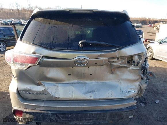 2015 Toyota Highlander LE with VIN 5TDBKRFH7FS200755, listed as a IAAI auction lot 41758609 with 139,267 mi miles. Bid and sale history available at carsss.com. Image 6.