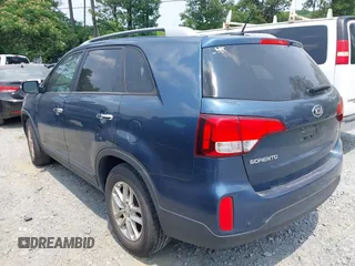 2014 Kia Sorento LX z VIN 5XYKT3A67EG502722, wystawiony jako IAAI lot #42411696 z przebiegiem 104 018 mil mil oraz . Historia ofert i sprzedaży dostępna na DreamBid. Obrazek 3.