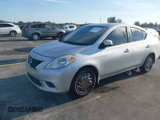 2013 Nissan Versa S Plus z VIN 3N1CN7APXDL851298, wystawiony jako IAAI lot #41900002 z przebiegiem 45 675 mil mil oraz . Historia ofert i sprzedaży dostępna na DreamBid. Obrazek 2.