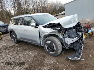 2024 Kia EV9 Wind z VIN KNDAFFS57R6049852, wystawiony jako Copart lot #78782314 z przebiegiem 2496 mil mil oraz Szkody całkowita. Historia ofert i sprzedaży dostępna na DreamBid. Obrazek 4.
