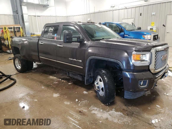 2015 GMC Sierra 3500HD Denali z VIN 1GT424E82FF125315, wystawiony jako Copart lot #79726484 z przebiegiem 147 731 mil mil oraz Czysty tytuł • Clean title. Historia ofert i sprzedaży dostępna na DreamBid. Obrazek 4.