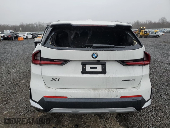2025 BMW X1 xDrive28i z VIN WBX73EF04S5205310, wystawiony jako Copart lot #51547245 z przebiegiem Nie podano mil oraz Szkody całkowita. Historia ofert i sprzedaży dostępna na DreamBid. Obrazek 6.