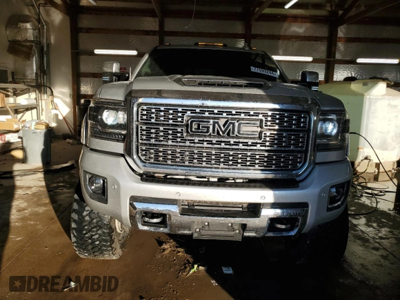 2019 GMC Sierra 2500HD Denali with VIN 1GT12SEY5KF279292, listed as a Copart auction lot 77593244 with 84,031 mi miles and Salvage Title. Bid and sale history available at carsss.com. Image 5.