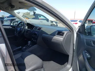 2015 Volkswagen Jetta SE z VIN 3VWD17AJ4FM336834, wystawiony jako IAAI lot #41953192 z przebiegiem 40 893 mil mil oraz . Historia ofert i sprzedaży dostępna na DreamBid. Obrazek 5.