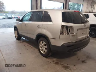 2012 Kia Sorento LX z VIN 5XYKT4A12CG220012, wystawiony jako IAAI lot #41961319 z przebiegiem 132 700 mil mil oraz . Historia ofert i sprzedaży dostępna na DreamBid. Obrazek 3.