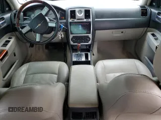 2005 Chrysler 300 C z VIN 2C3AA63HX5H636373, wystawiony jako Copart lot #56900065 z przebiegiem 137 287 mil mil oraz Szkoda całkowita • Salvage title. Historia ofert i sprzedaży dostępna na DreamBid. Obrazek 8.