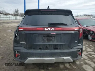 2024 Kia Seltos LX z VIN KNDEPCAA7R7620505, wystawiony jako Copart lot #46940735 z przebiegiem 8717 mil mil oraz Szkody całkowita. Historia ofert i sprzedaży dostępna na DreamBid. Obrazek 6.