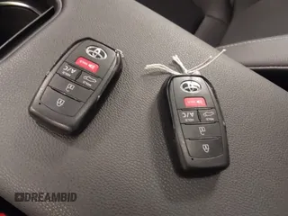 2023 Toyota bZ4X XLE z VIN JTMABACA5PA035498, wystawiony jako IAAI lot #41386031 z przebiegiem 18 529 mil mil oraz . Historia ofert i sprzedaży dostępna na DreamBid. Obrazek 11.