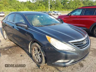 2013 Hyundai Sonata GLS z VIN 5NPEB4AC1DH570758, wystawiony jako IAAI lot #42371634 z przebiegiem 133 790 mil mil oraz . Historia ofert i sprzedaży dostępna na DreamBid. Obrazek 1.