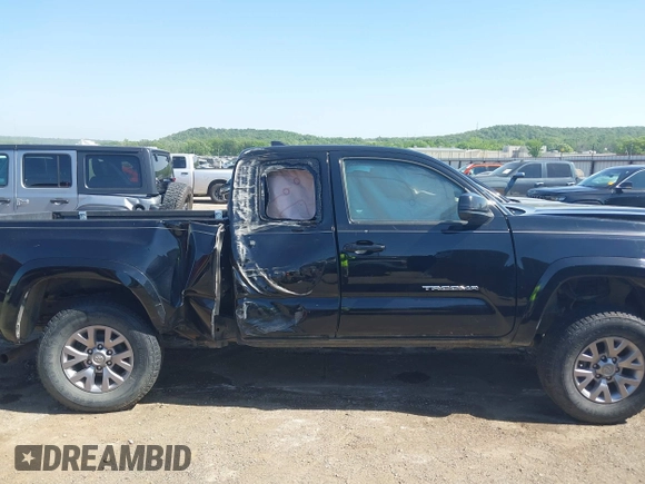 2017 Toyota Tacoma SR z VIN 5TFSX5EN4HX056886, wystawiony jako IAAI lot #42264479 z przebiegiem 97 895 mil mil oraz . Historia ofert i sprzedaży dostępna na DreamBid. Obrazek 14.